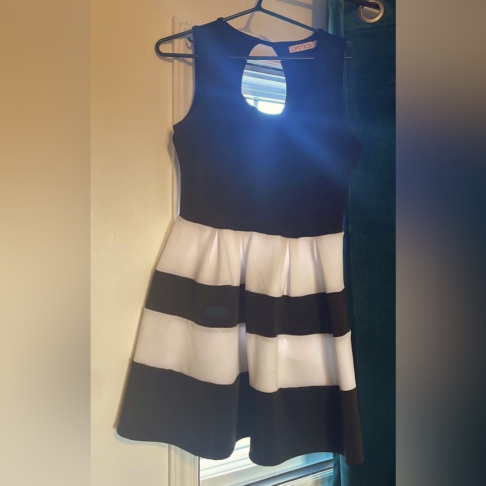 Lipstick black and white fitted short dress.